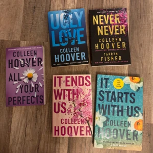 Boksamling med olika titlar och författare - En samling av böcker med olika teman och författare. I ny skick endast lästa 1-2 gånger per bok. Engelska böcker-50kr svenska-35kr 