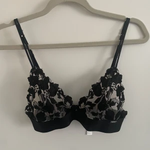 Bh i spets (Xs/B70) - Ovadderad bh i spets. Knappt använd. 