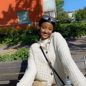 Tröja - Tröjan är skön och jätte fin passar till vad som helst inte nog med det är den ny för bara 70kr ta vara på det innan någon annan tar chansen