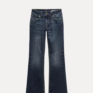 lågmidjade bootcut  - jätte fina jeans från zara , mörkblåa 34 och passar bra på mig som är 170💘