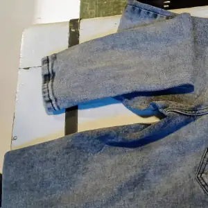 Grå  vintage jeans med märket Woox denim. Dessa skinny tight jeans är i mycket bra skick, aldrig använda. Stl. 24.  [60 cm i midjan och 85 cm i längd.]