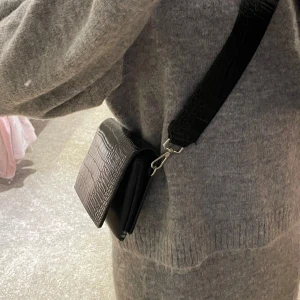 Väska  - Axelremsväska från Åhléns, märke Carin Wester😍