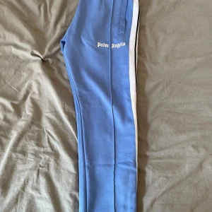 Palm angels - Ett par sköna palm angels byxor i storlek S passar även XS använa några gånger 9/10 i skick. Skriv vid intresse pris kan diskuteras.