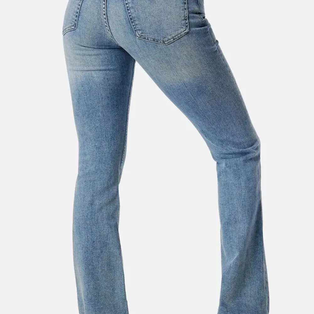Säljer mina jeans! Dom är bootcut och lågmidjade. Dom var lite långa på mig som är 165 så dom är uppsydda någon centimeter! Dom är i väldigt bra skick, använda 2 gånger. Säljer pågrund av att dom inte kommer till användning💕 Nypris 599💕. Farkut & Housut.