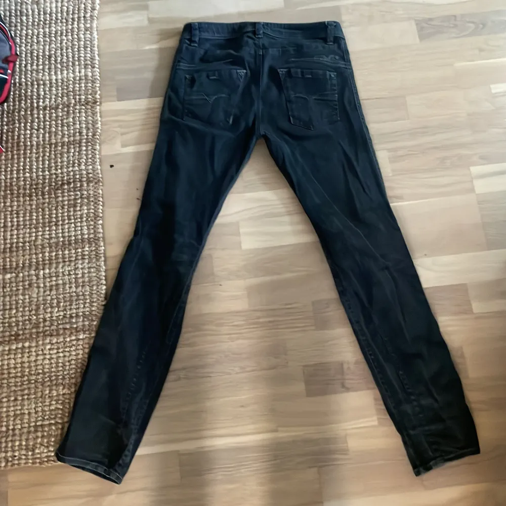 Skit snygga diesel jeans som är perfekt nu till hösten o vinter! Dom är köpte för ca ett halvår sen för ca 1600. Jeansen är i perfekt skick utan några fel alls. Bara att skriva om ni har fler frågor. Går självklart ner i pris vid snabb affär!. Jeans & Byxor.