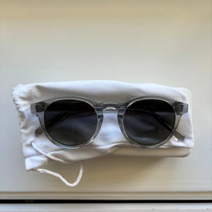 Chimis 03 - Säljer nu ett par riktigt fräscha chimis 03. Dessa glajjor kommer i ett riktigt bra skick, 9/10 skulle jag säga! de har inga defekter alls och till glasögonen kommer en duk, en liten påse till gladorna och såklart ett glasögonfodral.