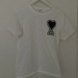 Ami t shirt - Har bara använt  min ami t shirt en gång och den är i jätte bra skick inga problem med den alls.Om ni har några frågor det är bara att dma 
