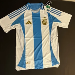 Argentina Landslags tröja - Säljer denna fina tröja då den aldrig kommit till användning. Aldrig använt luktar fortfarande nytt som på butik. Storlek S men passar M också väldigt bra.