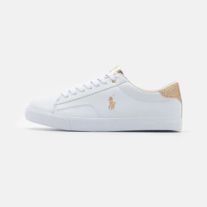 Vita sneakers med gulddetaljer från Polo Ralph Lauren - Snygga vita sneakers från Polo Ralph Lauren med guld detaljer . De är tillverkade i syntetmaterial och har en bekväm passform. Perfekta för både vardag och fest! Skriv privat för fler bilder❣️