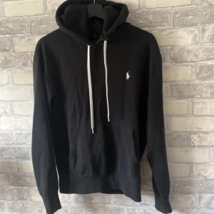 Polo Ralph lauren hoodie - Tjena säljer nu denna riktigt feta Ralph lauren hoodien som är i nyskick inte så mycket använd och inga defekter tveka inte om ni undrar något MVH/ Grisch
