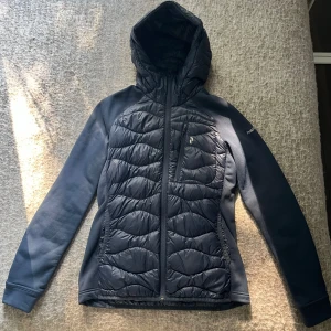 Höstjacka från Peak Performance  - Jag säljer en mörkblå jacka från Peak Performance i väldigt fint skick som inte kommer till användning längre. Jackan har fickor, både med och utan dragkedja & materialet är hybrid (alltså puffer/tyg) vilket är perfekt inför hösten!  Nypris: 2600kr