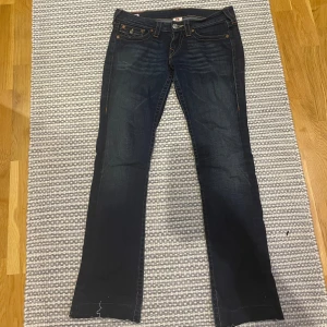 Lågmidjade true religion jeans - Snygga Lågmidjade true religion jeans med liten bootcut. Passar mig som är 164 cm, storleken är waist 27