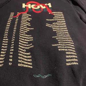 Se hit ❤️ en hov1 hoddie  - Säljer denna fina hov1  hoddie från Malmö konserten 2023! Köptes för 600kr så säljs för 450kr men pris kan diskuteras vid snabb affär❤️ är som ny då den aldrig använts❤️ storlek S! Köpare står för frakten ❤️