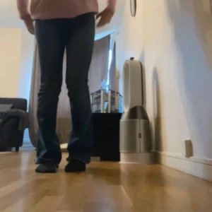 Mörkblåa jeans - Säljer dessa mörkblåa jeans. Stretchiga jeans passar även S
