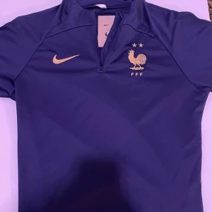 Frankrikes landslag tröja och byxa - Säljer båda tillsammans vid frågor eller något annat skriv bara till mig och kan gå ner i pris vid snabb affär. Du står för frakt 🚚. Storlek L, +aldrig använt 