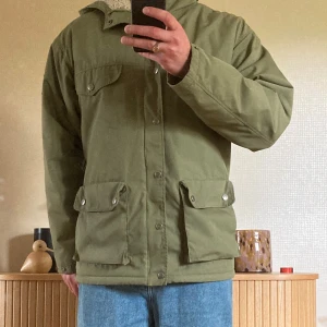 Fjällräven jacka  - Fodrad jacka från Fjällräven som står sig mot kylan. Storleken är S, finns dragsko i sidan så passformen går att justeras. Jackan har även en dubbel ”zipper slide”, så du kan dra upp dragkedjan från två håll.  Hör av dig om du har frågor! 💬