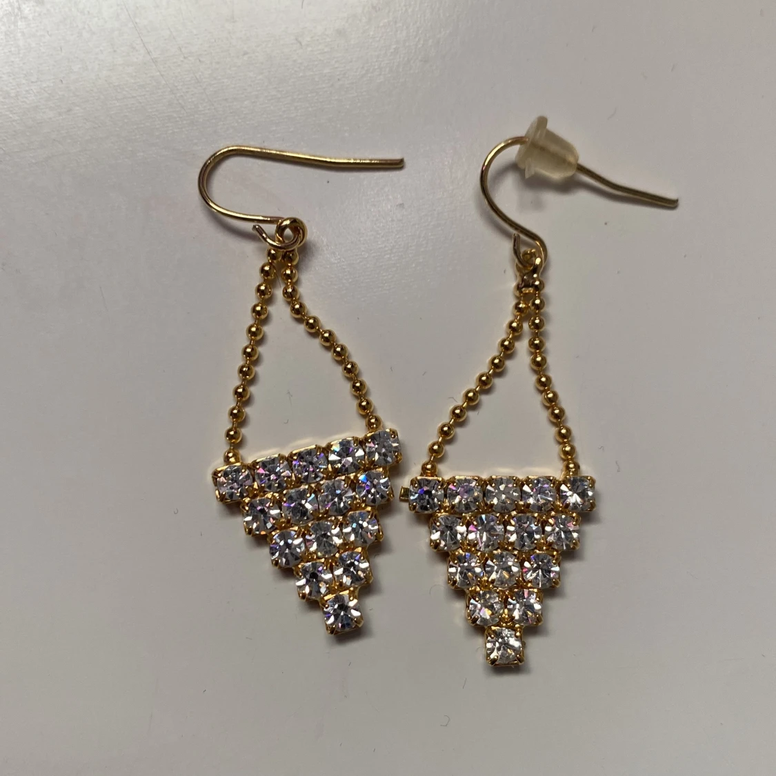 Guldörhängen med glittriga stenar