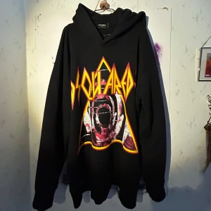 Dsquared2 FACE Hoodie sz M - Tyngsta hoodien du sett! Den har inga fickor och ett  stort kaxigt tryck på framsidan. Storleken på hoodien säger M men den är GROVT oversize så skulle säga den passar väl upp till XL. Jag på bild är 175cm ✋🏻🤚🏻