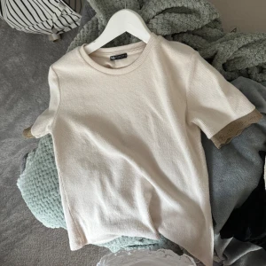 T-shirt med volang detalj  - En super söt t-shirt men lite tjockare tyg och super söta ärmar , använd fåtal gånger ❣️