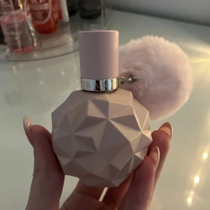 ariana grande parfym - säljer då jag inte använder den längre. nyköpt, använd bara några få gånger. kan skickas direkt, pris kan diskuteras!!🎀 (köpt för 525kr)