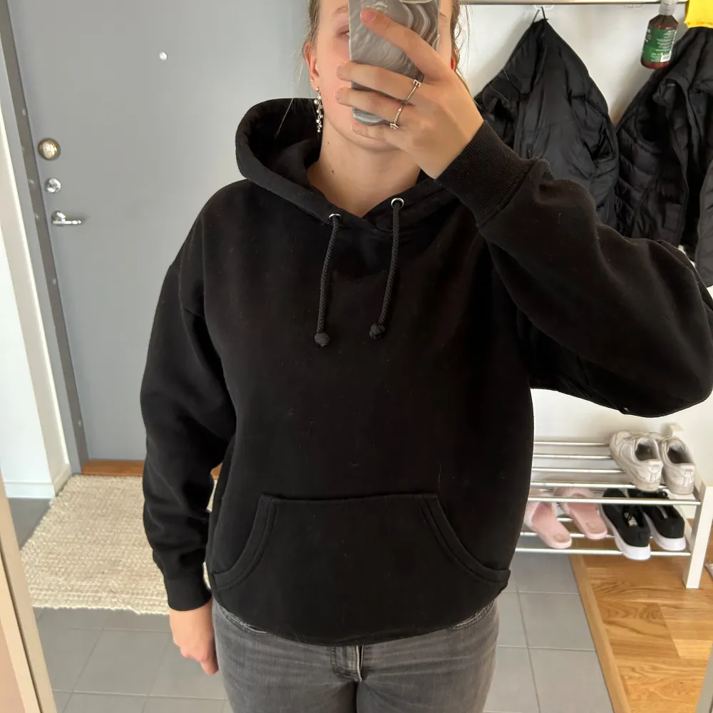 Svart hoodie ifån Bikbok. Säljer den då den är ej är så over sized på mig som jag hade velat. Kan posta eller mötas i Örebro . Hoodies.