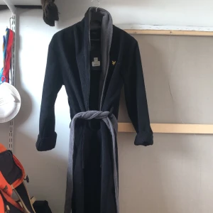 Lyle&scott -Morgonrock  - Morgonrock rocken är i nyttskick och bara testad ett par gånger. Jag säljer den för att passformen inte sitter rätt.Den är i storlek S men de känns som att den är ganska större. Jag säljer den för 499kr men får gärna andra prisförslag också. 