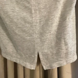 t shirt - en grå t-shirt i ett lite fint stickat material, med en snygg slit detalj på ryggen. 💕💕