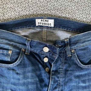 Acne studios jeans - Tvär najs jeans från acne studios. Inga defekter. 