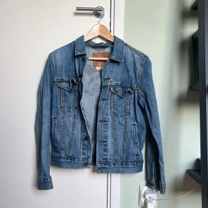 Levi’s Jeans jacka - Snygg Levis jeansjacka som inte passar mig längre. Den passar för folk som är 170 cm och under. Sizen är xs. Nypris 1000 jag säljer för 219kr