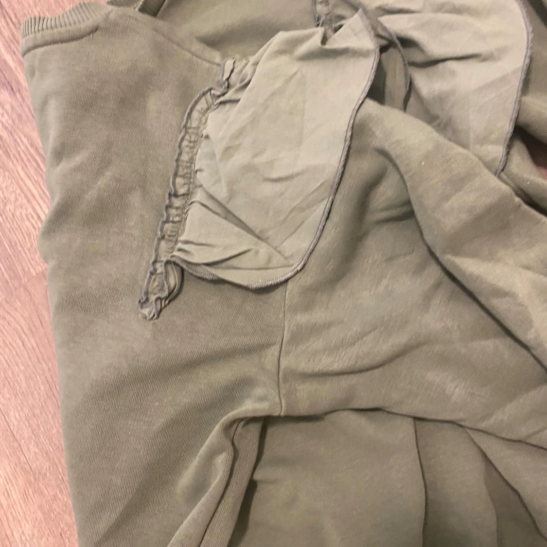 Grön tröja med volanger - 91