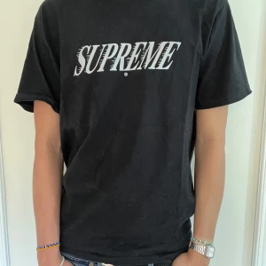Supreme T-shirt  - Svart supreme T-shirt  Köpt på supreme i Berlin Gott skick! Pris kan diskuteras 