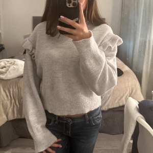 Stickad tröja - Jätte fin stickad tröja från Gina Young i stolek 164. Tröjan är i jätte bra skick och nästan aldrig använd. Dock är den lite nopprig efter tvätt.