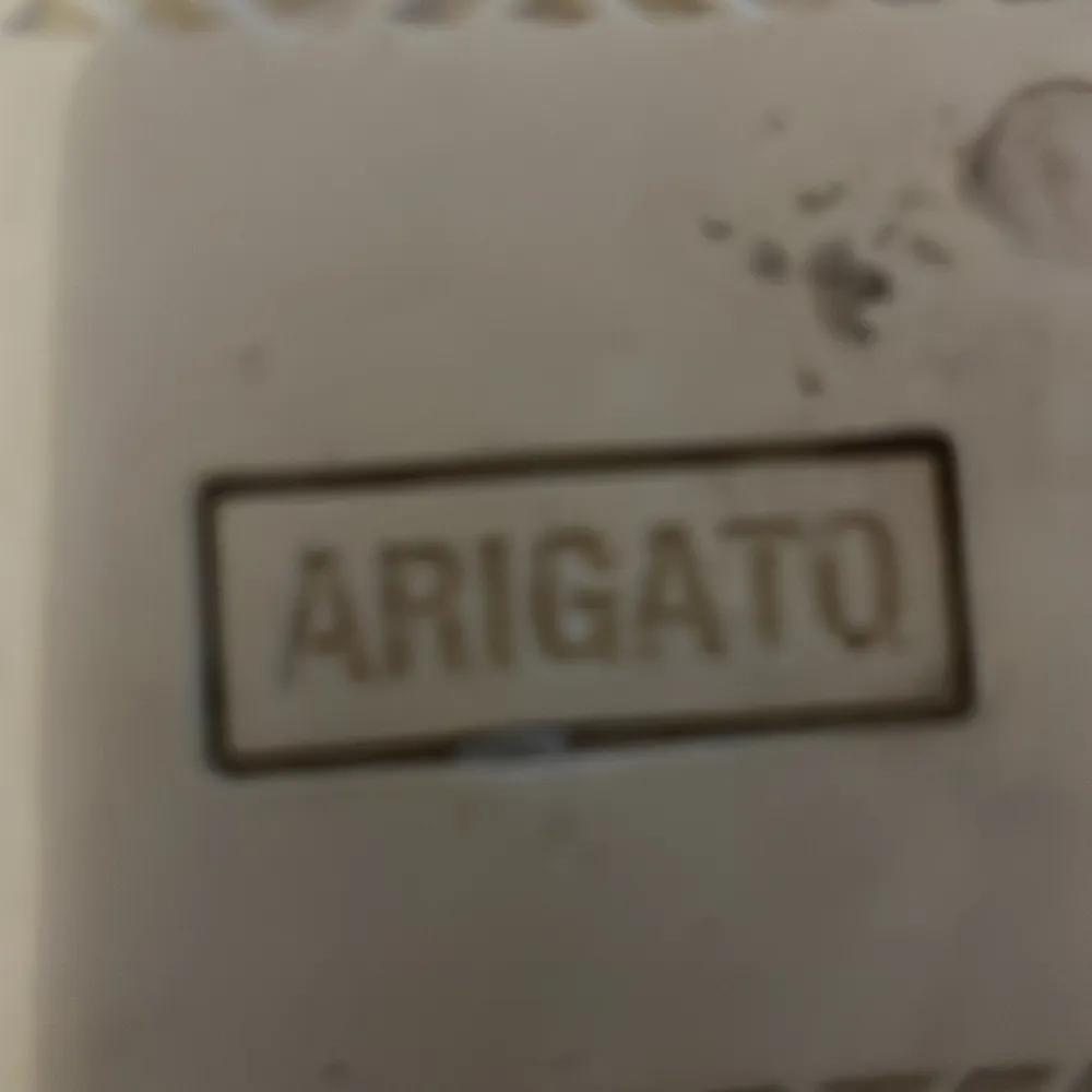 Tja säljer ett par arigatos i 5/10 skick därav priset. Inga skador eller något bara smutsiga. Fraktar inom 24h. Priset kan diskuteras . Skor.