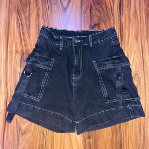 Svarta högmidjade shorts - Bra skick 👍🏻