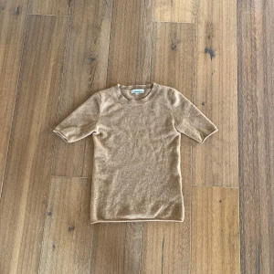 Cashmere tröja - Säljer denna cashmere spirit tröjan eftersom det inte kommer till användning, den är ganska nopprig längst ner som du kan se på bilderna. Den är storlek S men passar även mig som har XS