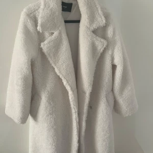 Vit fluffig kappa - Väldigt bra skick, inte använd mer än få antal gånger förra hösten/vintern. Köpt på bikbok, är storlek xs men den är oversized så passar definitivt större storlekar.