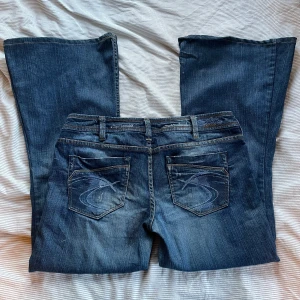 Silver jeans - säljer dessa bootcut jag köpt här, men de passade ej. De är lågmidjade och bootcut/flare. Passar någon som är ungefär 165. Midjemått 43cm tvärs över😊