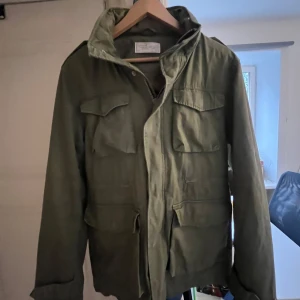 These Glory Days field jacka - Säljer nu min these golry days field jacka som är perfekt nu inför hösten, jackan är storlek S men sitter som M, den är i väldigt bra skick, vid några frågor eller funderingar är det bara att skicka ett pm.