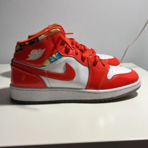 Jordan 1 mid - Bra skick, har använts väldigt lite. Inte orginella lådan.