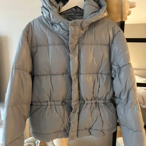 Blå dunjacka från Gina tricot - Ljusblå dunjacka från Gina tricot i strl L. Passar mig som är S/M  Aldrig använd