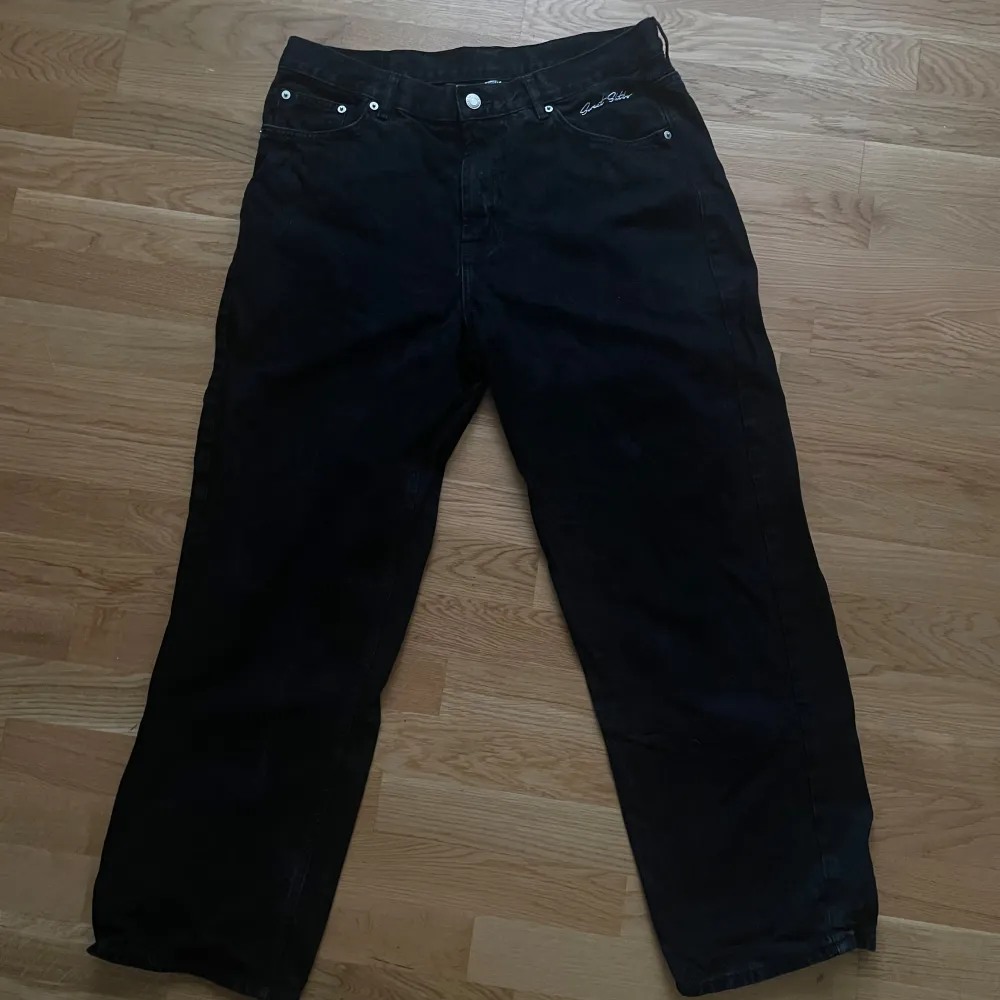 Säljer dessa baggy jeans som jag köpt på junkyard, säljer för att jag tycker inte om baggy mer. Haft dem sen januari 2024 så de är inte så gamla, använt mycket men inget som är sönder. Storlek M. skriv privat om du har någon fråga, du står för frakt!. Jeans & Byxor.