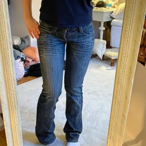 Lågmidjade jeans - Jätte snygga jeans från ice jeans! Använd gärna köp nu knappen 🥰jag har storlek xxs-xs (34-36) i jeans och dessa passa perfekt i midjan men säljer för de inte är min stil riktigt 💗
