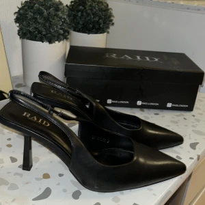 RAID LONDON svarta stiletto klackskor  - Snygga svarta stilleto klackskor med spets tå från RAID LONDON. Skorna är wide fit. Skokartong till klackarna tillkommer. Storleken är 6 i UK size (38) Har aldrig använt, endast prövat!♣️♠️🍸👠🖤