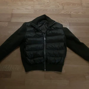 Bvaldi Cardigan - Tjena! Säljer nu min Bvaldi cardigan som är sjukt fin!  Skick 10/10 | Pris:999 | Hör av er vid fler frågor! 