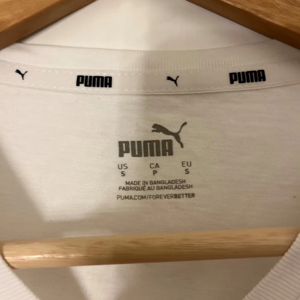 Detta är en vit puma tröja i storlek S. Den är väldigt enkel att matcha outfits då det är ett basic plagg och den är i bra skick. . T-shirts.