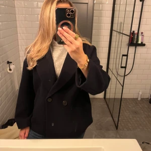 Mörkblå kappa! - PRIS KAN DISKUTERAS! Mörkblå kappa från Kapahl! Köpt förra hösten i strl S! Orginalpris 1000 kr!Inga vidare skador förutom att en knapp har lossnat på insidan av jackan! Det är inget som är synligt eller påverkar andvändningen av den skulle jag säga!