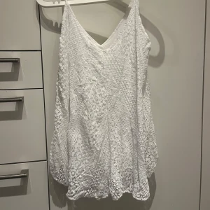 spetslinne - supergulligt spetslinne köpt i italien, inte alls genomskinlig. aldrig använd! passar s-m❤️