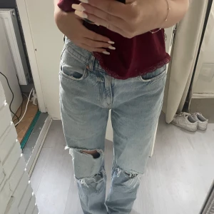 Blåa jeans med hål  - Sällhet jättefina midwaist jeans med hål från Gina Tricot i super bra skick (endast använd 3-4 gånger) lite baggy 