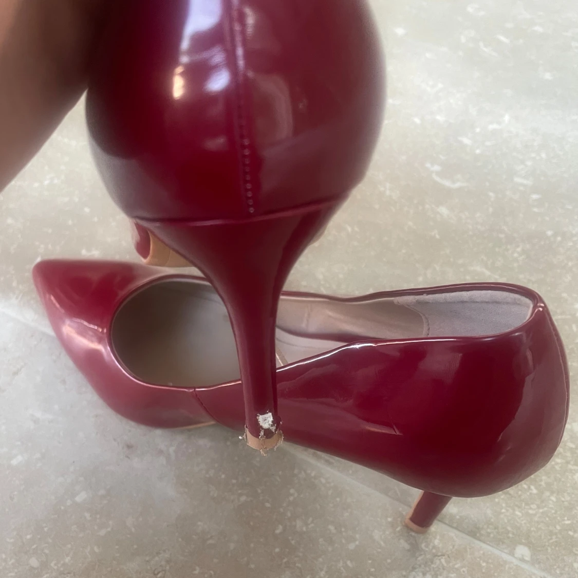 Röda lackpumps med spetsig tå - 91