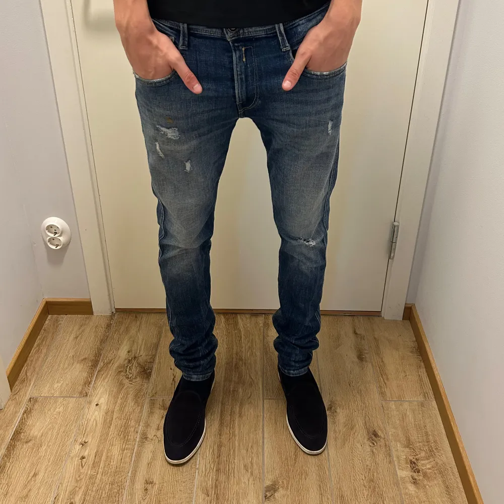 Replay anbass m. slitningar. Slimfit passform, storlek 30/32. Fint skick, sparsamt använda. Modellen på bilden ca 180 cm. Inköpta nya för 1799, orderbekräftelse/kvitto finns✅  Vid snabb och enkel affär-dropp i pris, dock inga skambud❌ Mvh Arresellout. Jeans & Byxor.